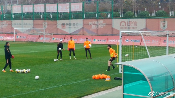 80岁奶奶勇闯韩国“环球小姐”决赛，参赛前已在当地“小有名气”