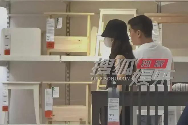 44岁殷桃与男友逛宜家，医生男友身材壮硕，主动喂食殷桃甜蜜非常