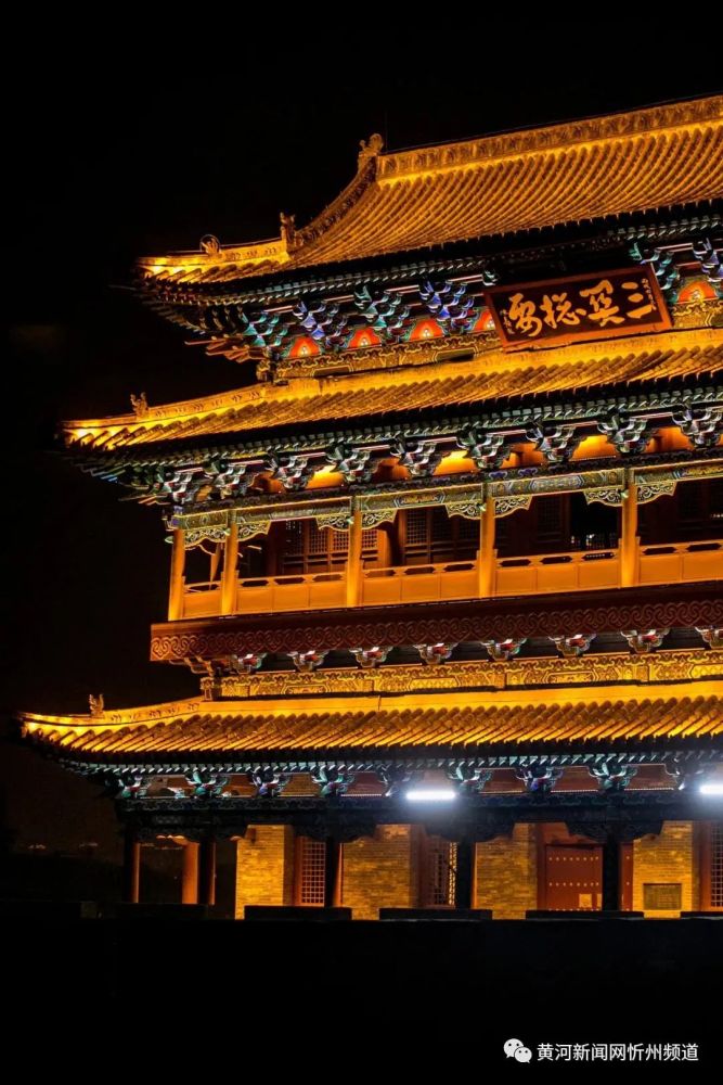 北京钟鼓楼夜色吸引全国各地游客打卡