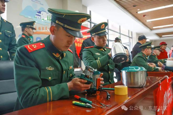 学雷锋，武警官兵在行动