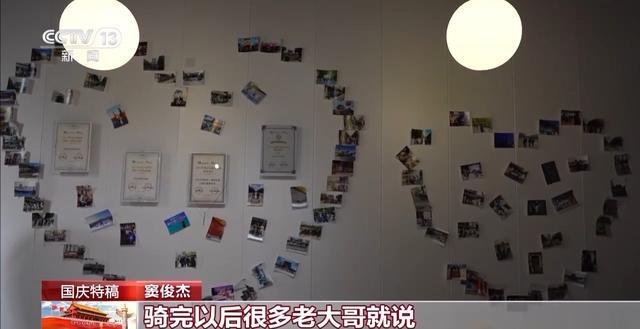 过街穿巷、话古谈今……这位双语“活百科”骑行讲解北京中轴线
