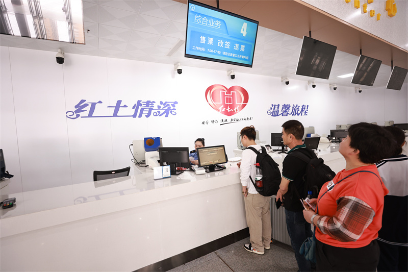各部门做好出行服务助力旅客假期出行