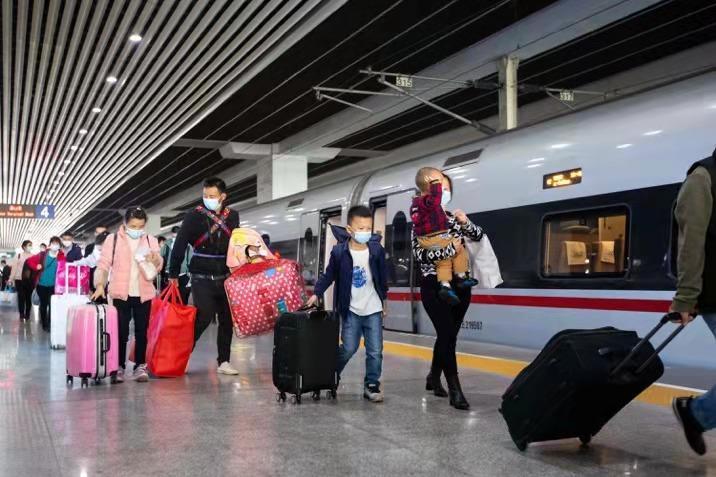 国庆长假首日广铁预计发送旅客317.8万人次