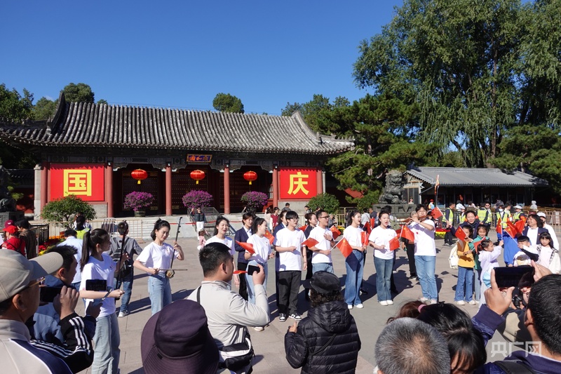 国庆假期第六天，北京市属公园接待游客45万余人