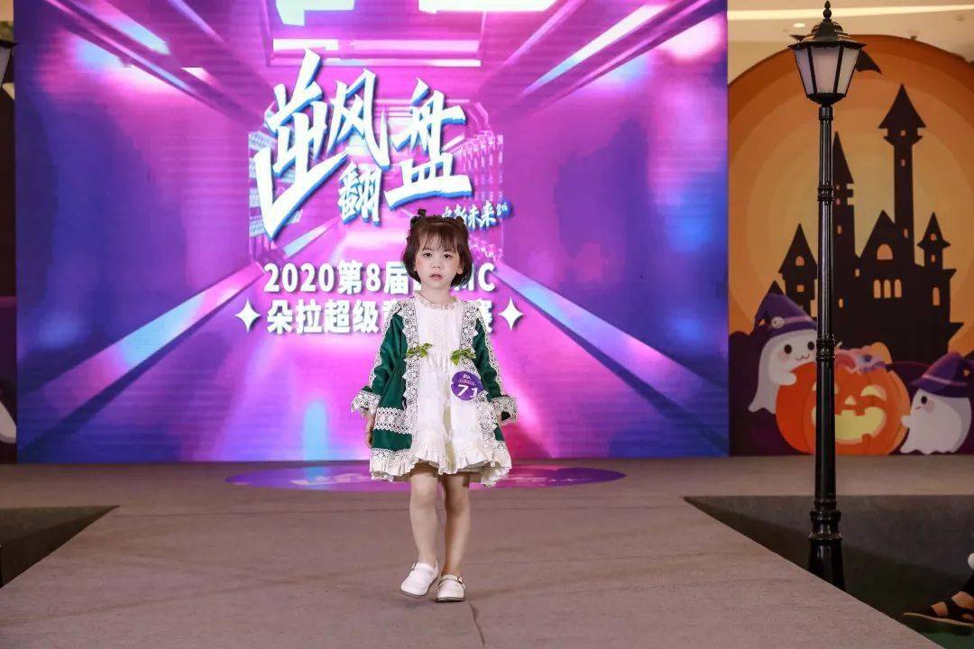 郑钦文闪耀VOGUE舞台展现不亚于超模的时尚风采与魅力