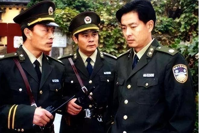 警察姜经纬在执行任务中展现出老戏骨般的演技成为公众心目中的明星魅力人物