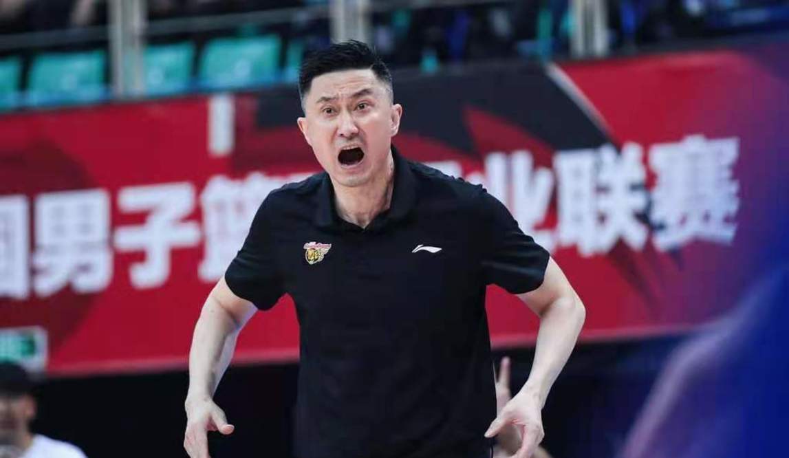 杜锋坦言三连客开局考验巨大 面对挑战球队需高度专注和团结奋斗