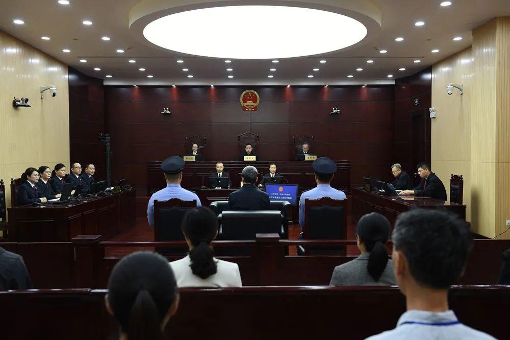 西藏政协原副主席姜杰因受贿罪一审被判刑法庭判决引发社会关注与讨论