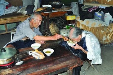 年过八旬的儿子为百岁母亲亲手制作包子温情故事令人动容