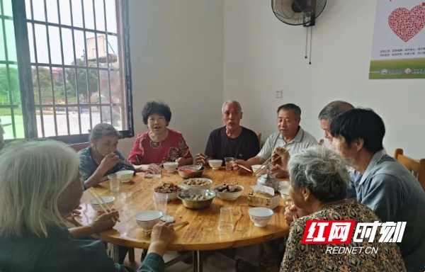社区食堂温暖心灵老年人共享美好晚餐的幸福时光