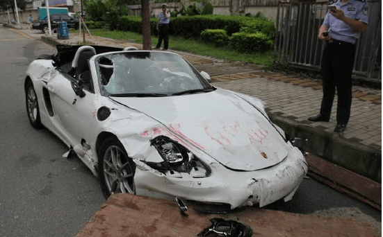 男子租赁超跑与女孩拍照后意外撞车 赔偿金额高达200万随即失联引发猜测
