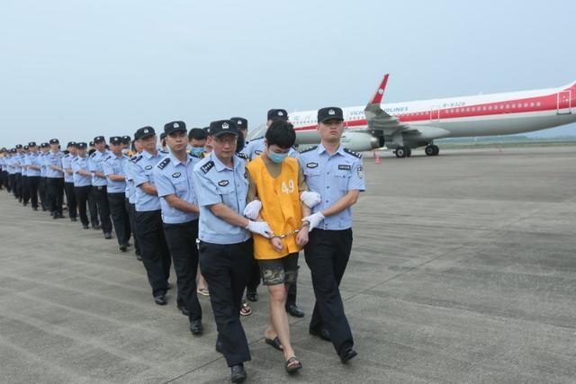 重庆警方打击跨国网络赌博犯罪 主犯携巨额赌资回国自首引发社会关注