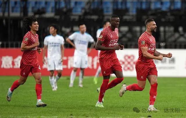 辽宁铁人以一球优势小胜青岛红狮 若昂卡洛斯进球后角柱也为球队发声