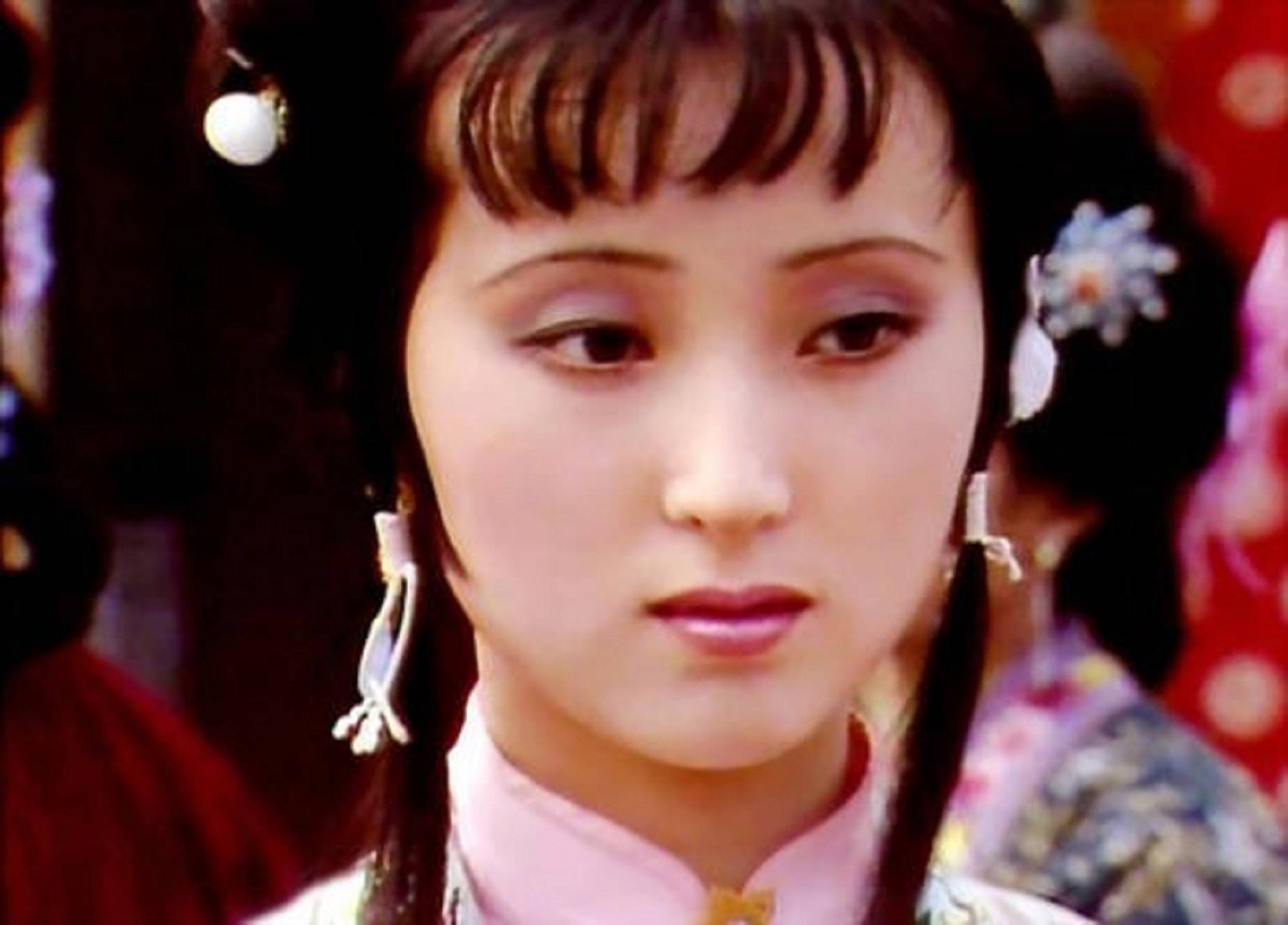 为何刘姥姥在薛宝钗的屋子里沉默寡言却在林黛玉那儿侃侃而谈的原因解析