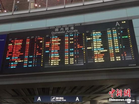 冰冻雨雪天气影响武汉火车站 大量乘客滞留列车延误严重引发关注
