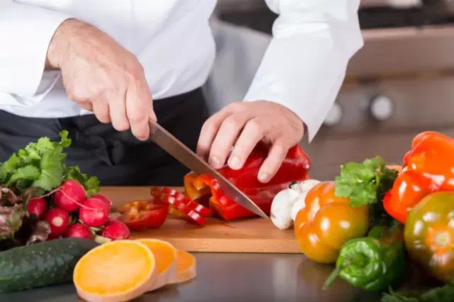 厨师界的斗争黑白之间的美食与阶级冲突揭示餐饮行业真相