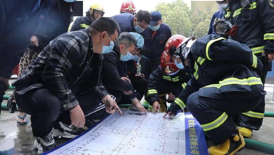 江苏南通仓库突发大火 一名员工因骨折紧急送医治疗情况引关注