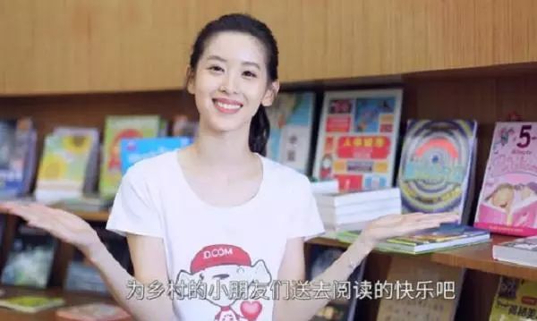 章泽天造型师释疑胸针风波 背后故事引发热议与关注